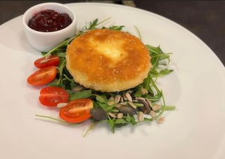 Smażony ser camembert z rukolą i żurawiną