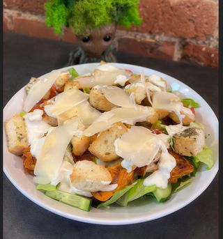Sałatka a'la Cezar z kurczakiem