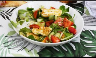 Sałatka z grillowanym serkiem Halloumi