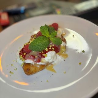 Rogal malinowo-pistacjowy