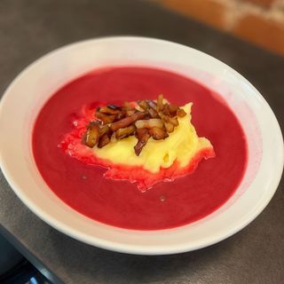 Barszcz zabielany z puree ziemniaczanym i skwarkami