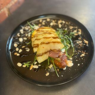 Rogal z flambirowaną gruszką