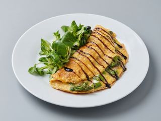 Omlet ze szparagami i kiełbasą Chorizo z 2 jaj