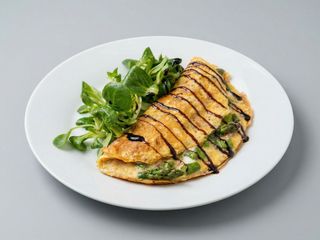 Omlet z 3 jaj ze szparagami i kiełbasą chorizo