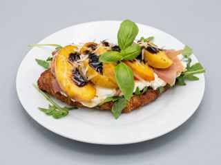 Rogal croissant z flambirowaną nektarynką