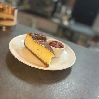 Sernik baskijski z musem owocowym