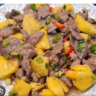 Wołowina z ananasem i cebulą