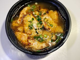 Duża zupa z makaronem chińskim i kurczakiem