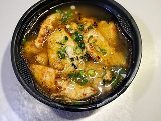 Duża zupa z makaronem chińskim i wieprzowiną