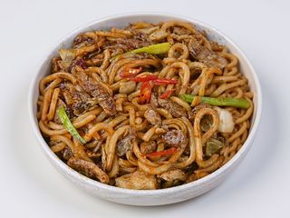 Smażony Udon z Wieprzowiną