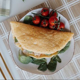  KETO OMLET NA SŁODKO Z OWOCAMI I JOGURTEM GRECKIM