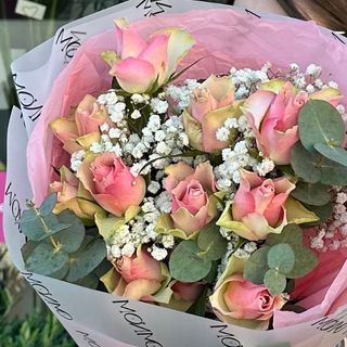 Bukiet róża belle z gipsówką i eukaliptusem (B104)