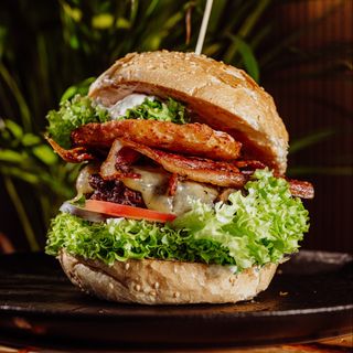 Burger z Plackiem Ziemniaczanym