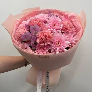  Bukiet z różowych chryzantem, alstromerii i goździków