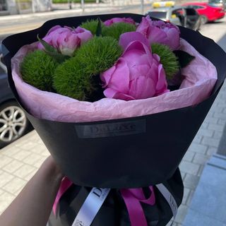 Bukiet piwonii z goździkami "kiwi"