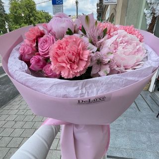 Bukiet piwonii, róży gałązkowej, goździków i alstromerii