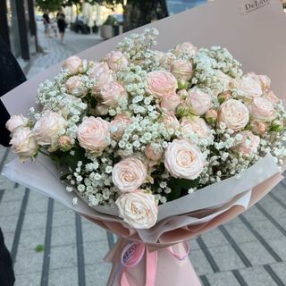 Bukiet z róży gałązkowa i gipsówki