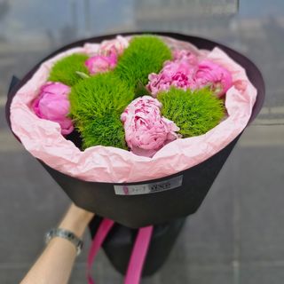 Bukiet z piwonii i goździków kiwi 