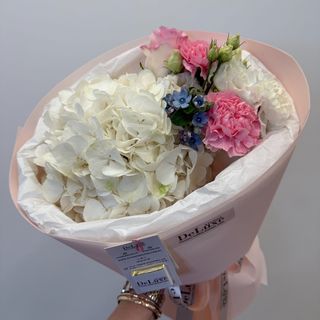 Bukiet z białą hortensją i pastelowymi akcentami