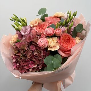 Bukiet z hortensją i różami w odcieniach pudrowego różu