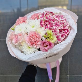 Bukiet pastelowy z hortensją i chryzantemami