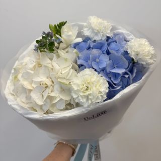 Bukiet biało-niebieski z hortensją i frezją