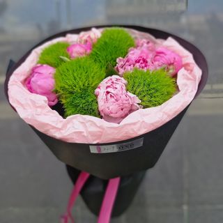 Bukiet z piwonii i goździków kiwi 