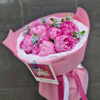 Bukiet z 9 różowych piwonii i 6 oxypetalum