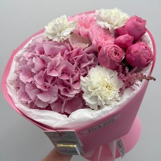 Bukiet różowo-biały z hortensją i różami