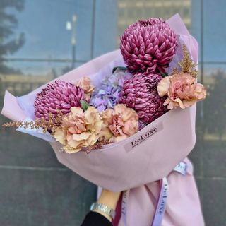 Bukiet z hortensją, chryzantemami i goździkami