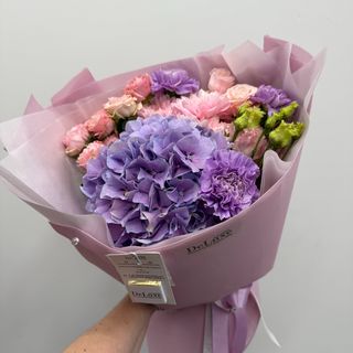 Bukiet z hortensją, różami i eustomą