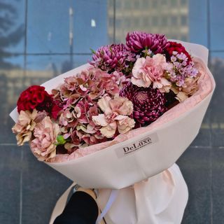 Bukiet z hortensją, chryzantemami i goździkami