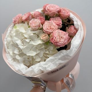 Bukiet z białą hortensją i różowymi różami