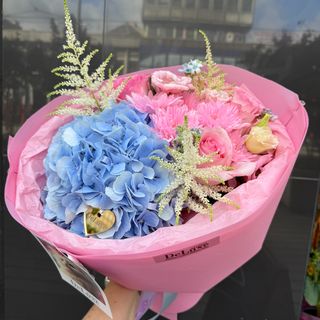 Bukiet z niebieską hortensją i różami