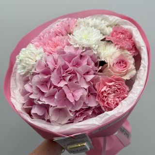 Różowo-biały bukiet z hortensją i goździkami