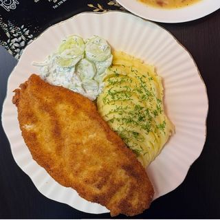 Panierowany filet z kurczaka z ziemniakami i surówką