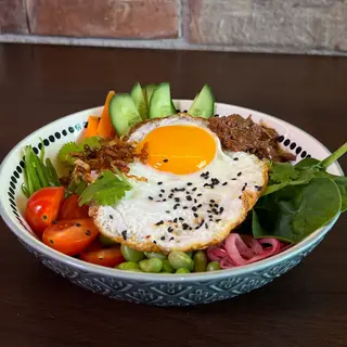 Bibimbap z szarpaną wołowiną
