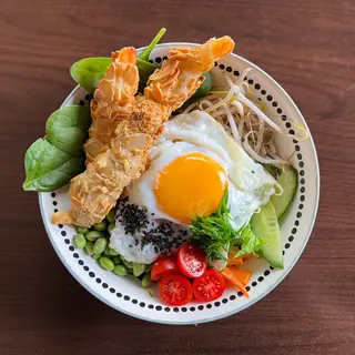 Bibimbap z krewetką w migdałach