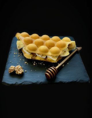 Gofr z gruszką i serem Camembert