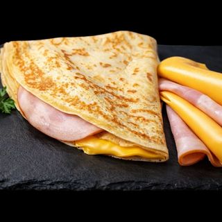 Naleśnik z szynką i serem Cheddar