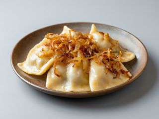 Pierogi ruskie 4 szt. okraszone cebulką
