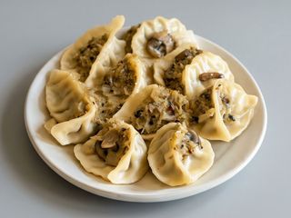 Pierogi z kapustą i grzybami leśnymi 4 szt. z cebulką lub masłem