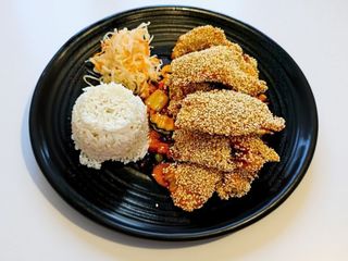 Kurczak w cieście sezamowym w sosie słodko-pikantnym