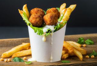 Falafel kebab w kubełku z frytkami