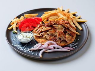 Klasyczny kebab na talerzu z frytkami