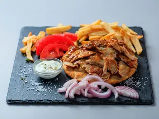 Fasola kebs na talerzu z frytkami