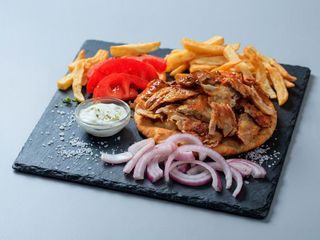 Falafel kebab na talerzu z frytkami