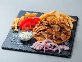 Śląski kebs na talerzu z frytkami