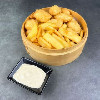 Fileciki z kurczaka w panko, podawane z frytkami i sosem śmietankowym