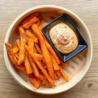 Frytki z batatów z sosem do wyboru